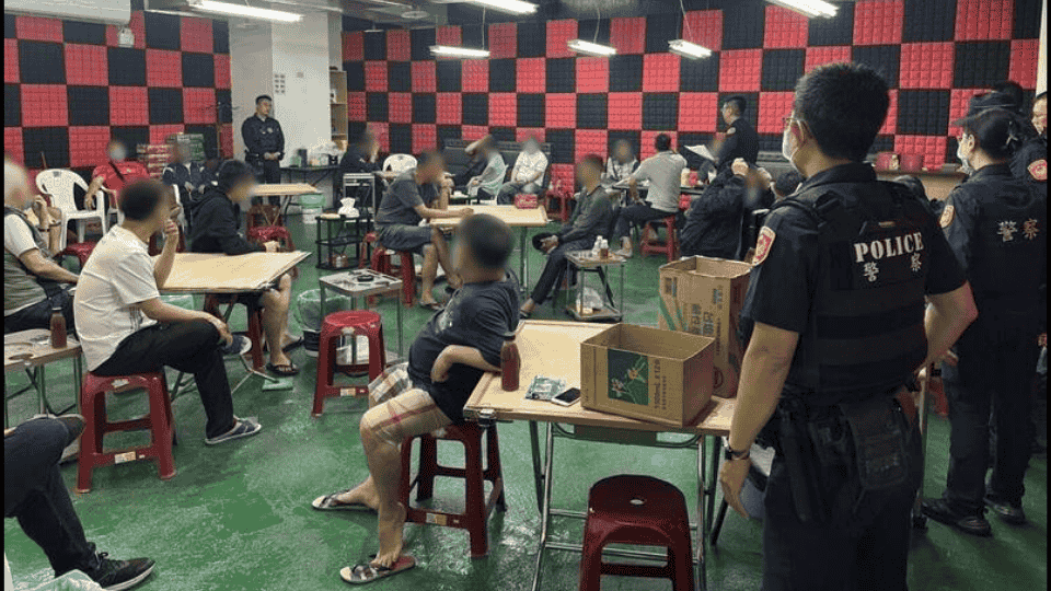 警方在鳳山南榮路一棟大樓地下室，查獲「13支」賭場。